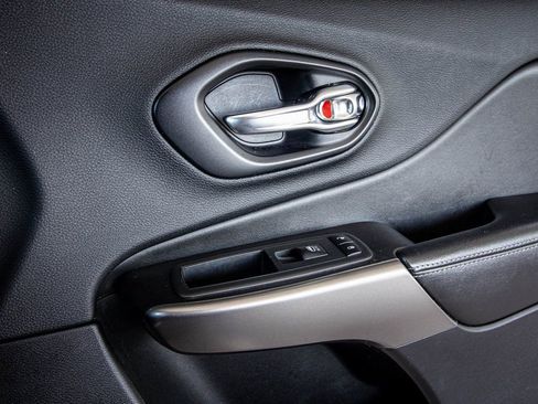 Used 2019 Jeep Cherokee Latitude Plus image 39