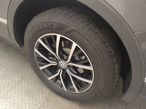 Used 2021 Volkswagen Tiguan SE image 31