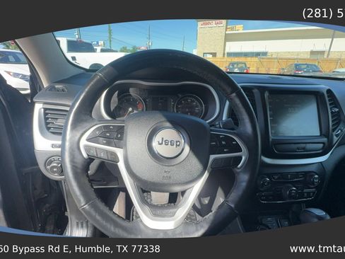 Used 2018 Jeep Cherokee Latitude Plus w/ Cold Weather Group AWD/4WD image 9