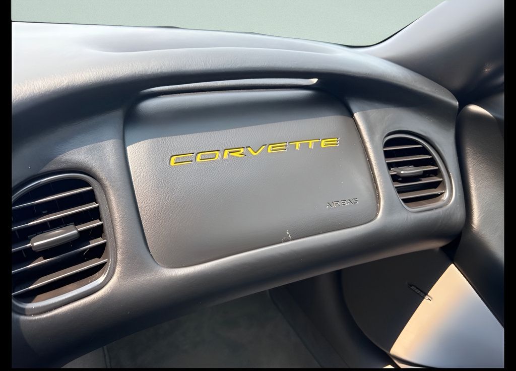 Used 2004 Chevrolet Corvette Coupe w/ Preferred Equipment Group RWD image 19