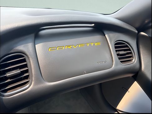 Used 2004 Chevrolet Corvette Coupe w/ Preferred Equipment Group RWD image 19