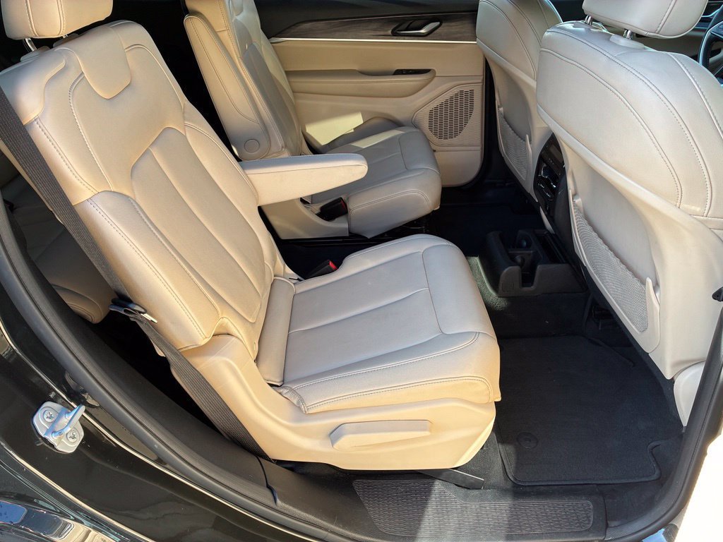 Used 2023 Jeep Grand Cherokee L Limited AWD/4WD image 17
