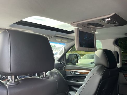 Used 2020 Cadillac Escalade ESV Luxury w/ Escalade Sport Edition AWD/4WD image 14