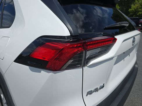 Used 2021 Toyota RAV4 XLE w/ Convenience Package FWD image 35