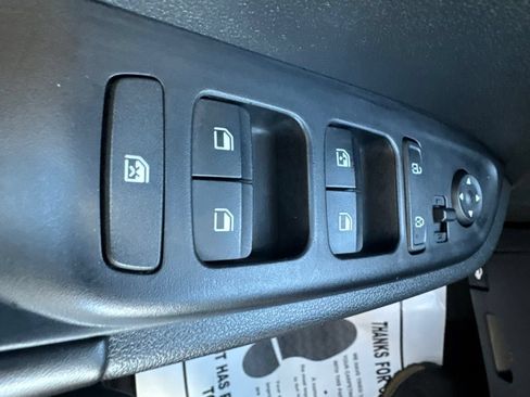 Certified 2025 Hyundai Venue Limited FWD image 17