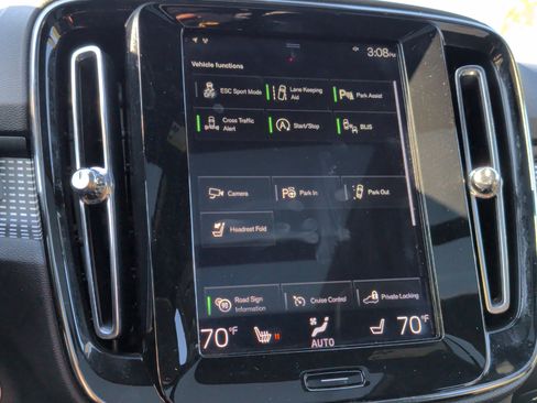 Used 2020 Volvo XC40 T4 R-Design image 26