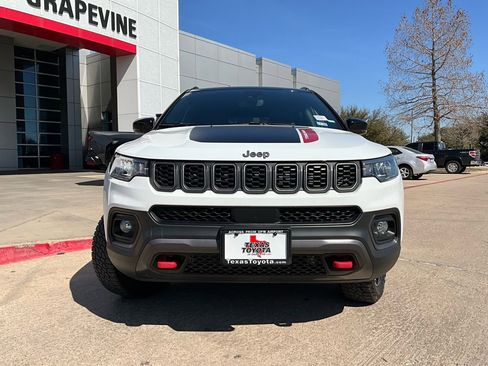Used 2025 Jeep Compass Trailhawk AWD/4WD image 2