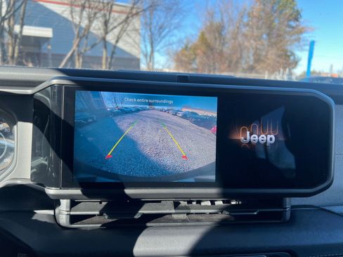 Used 2025 Jeep Wrangler Sahara image 17