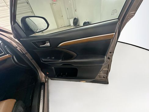 Used 2018 Toyota Highlander Limited Platinum image 35