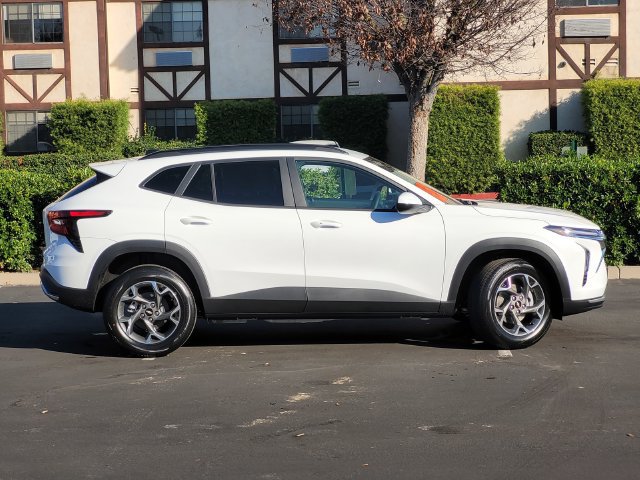New 2026 Chevrolet Trax LT w/ LT Convenience Package FWD image 3