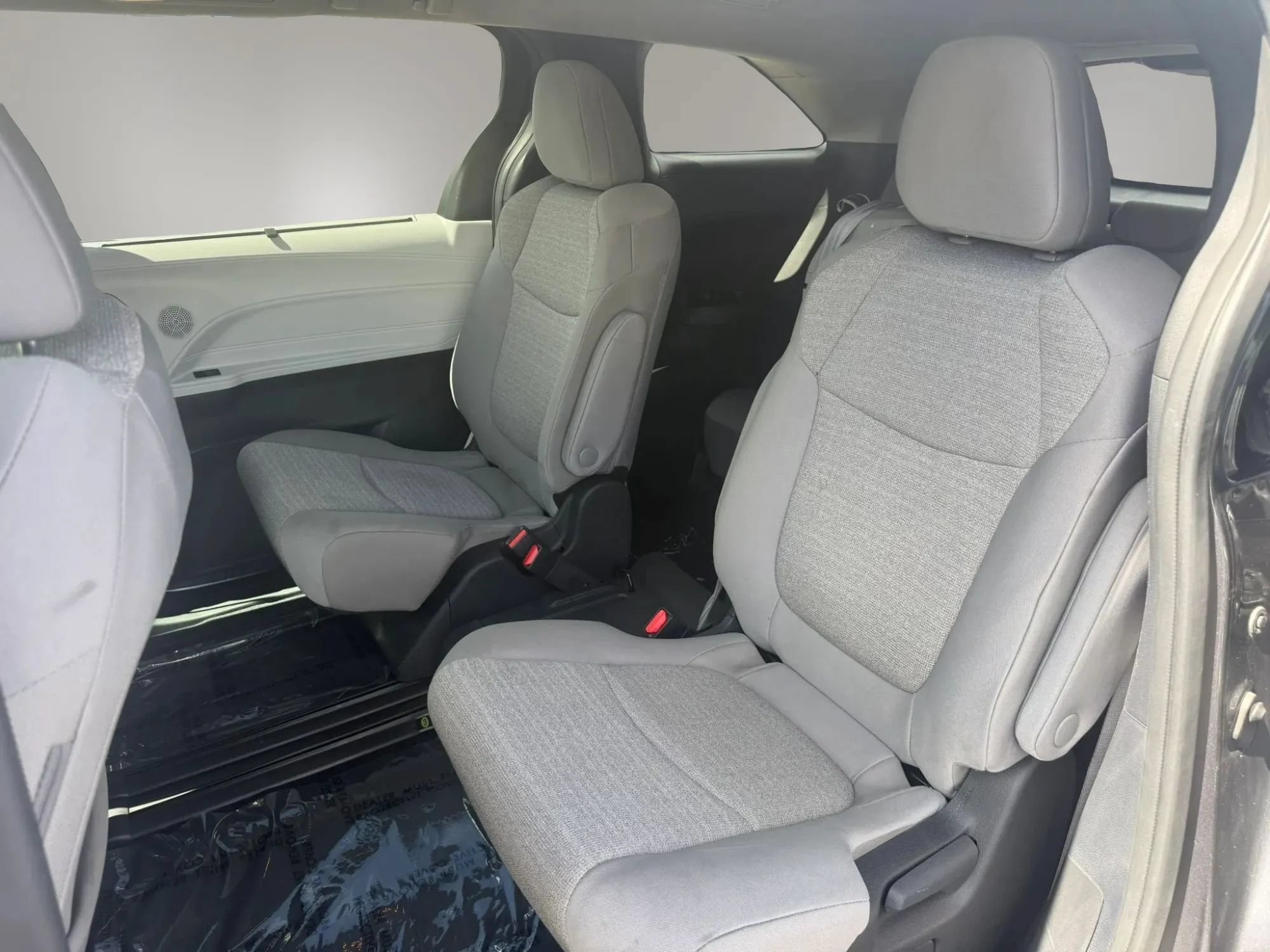 Used 2025 Toyota Sienna LE FWD image 19