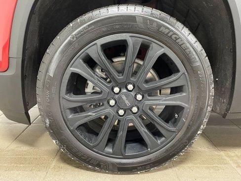 Used 2023 GMC Acadia SLE w/ Driver Convenience Package image 7