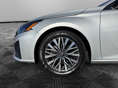 Used 2024 Nissan Altima 2.5 SV image 14