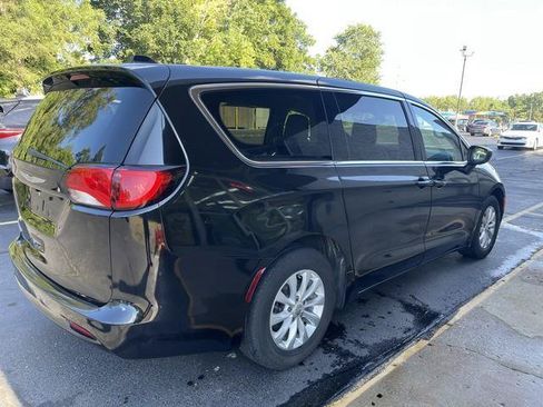 Used 2017 Chrysler Pacifica LX FWD image 4