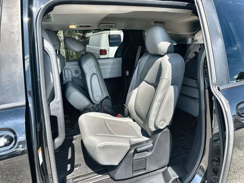Used 2025 Toyota Sienna XLE image 26