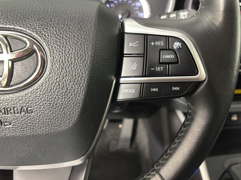 Used 2024 Toyota Highlander XLE AWD/4WD image 32