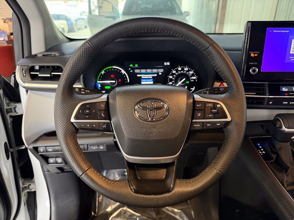 Used 2025 Toyota Sienna XLE FWD image 22