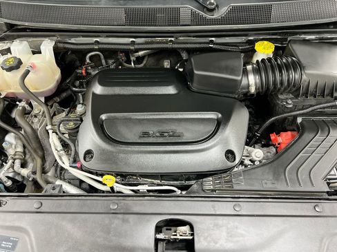 Used 2024 Chrysler Pacifica Touring-L image 24