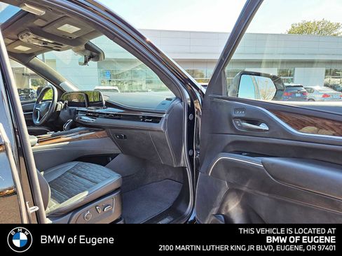 Used 2024 Cadillac Escalade ESV Premium Luxury Platinum AWD/4WD image 10