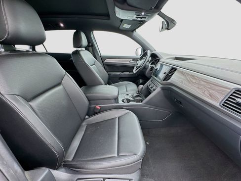 Used 2020 Volkswagen Atlas Cross Sport SE w/ Panoramic Sunroof Package FWD image 20