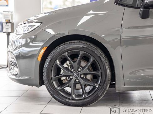Used 2025 Chrysler Pacifica Limited FWD image 7