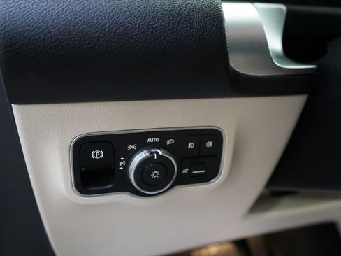 Used 2023 Mercedes-Benz GLB 250 4MATIC image 32