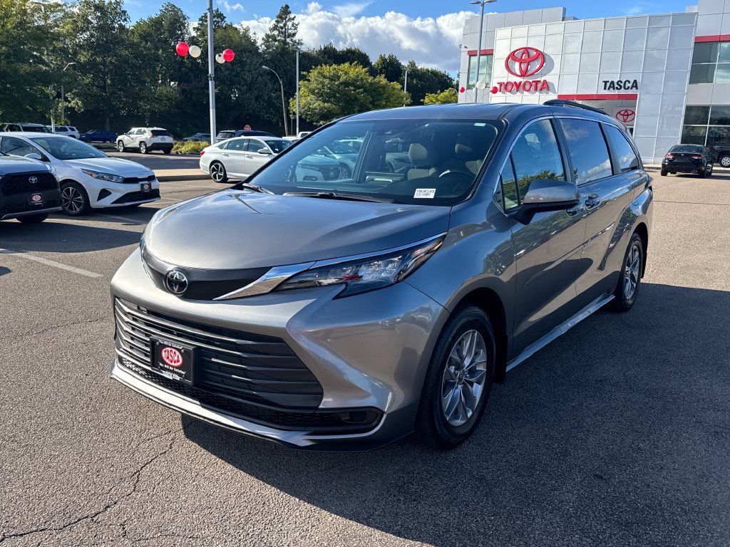 Used 2026 Toyota Sienna LE AWD/4WD image 3