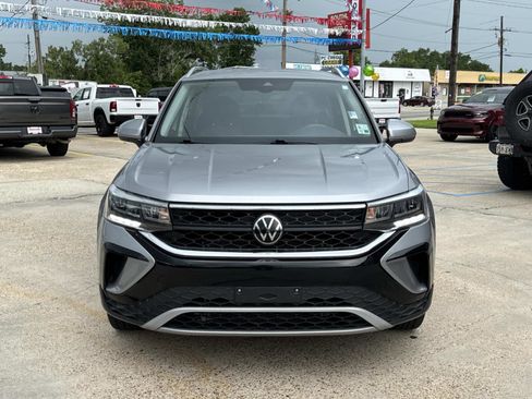 Used 2024 Volkswagen Taos SE FWD image 2