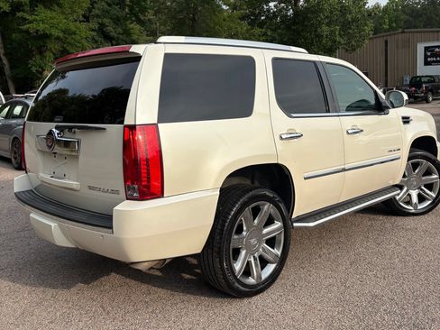 Used 2011 Cadillac Escalade Premium AWD/4WD image 6