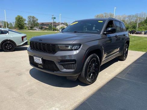 Used 2024 Jeep Grand Cherokee Altitude AWD/4WD image 2