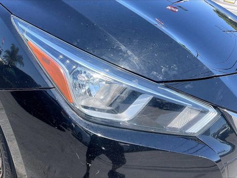 Used 2021 Nissan Versa S FWD image 29