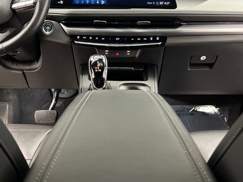 Used 2024 Cadillac XT4 Premium Luxury image 37