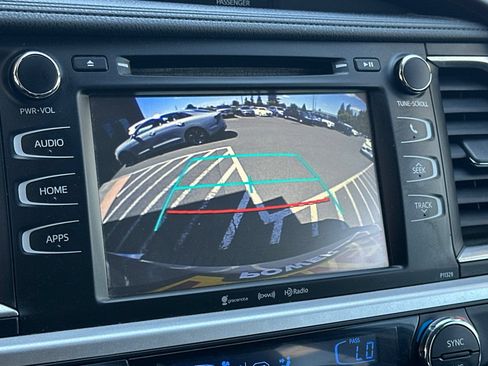 Used 2018 Toyota Highlander Plus AWD/4WD image 18
