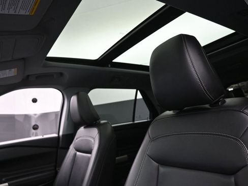 Used 2022 Ford Explorer XLT w/ Equipment Group 202A image 18