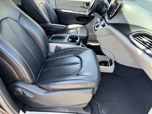 Used 2023 Chrysler Pacifica Touring-L FWD image 11