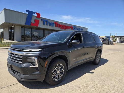 Used 2025 Chevrolet Traverse LT image 2