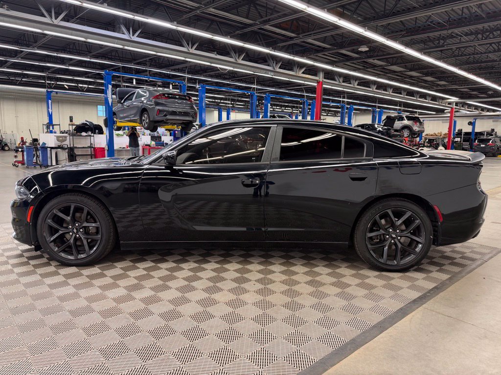 Used 2019 Dodge Charger SXT w/ Blacktop Package RWD image 4