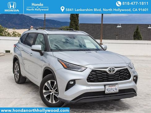 Used 2023 Toyota Highlander XLE FWD image 1