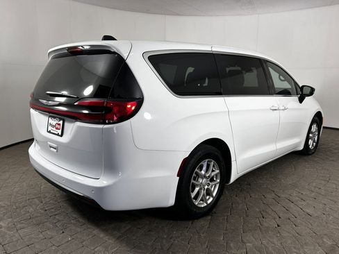 Used 2025 Chrysler Pacifica Select FWD image 9