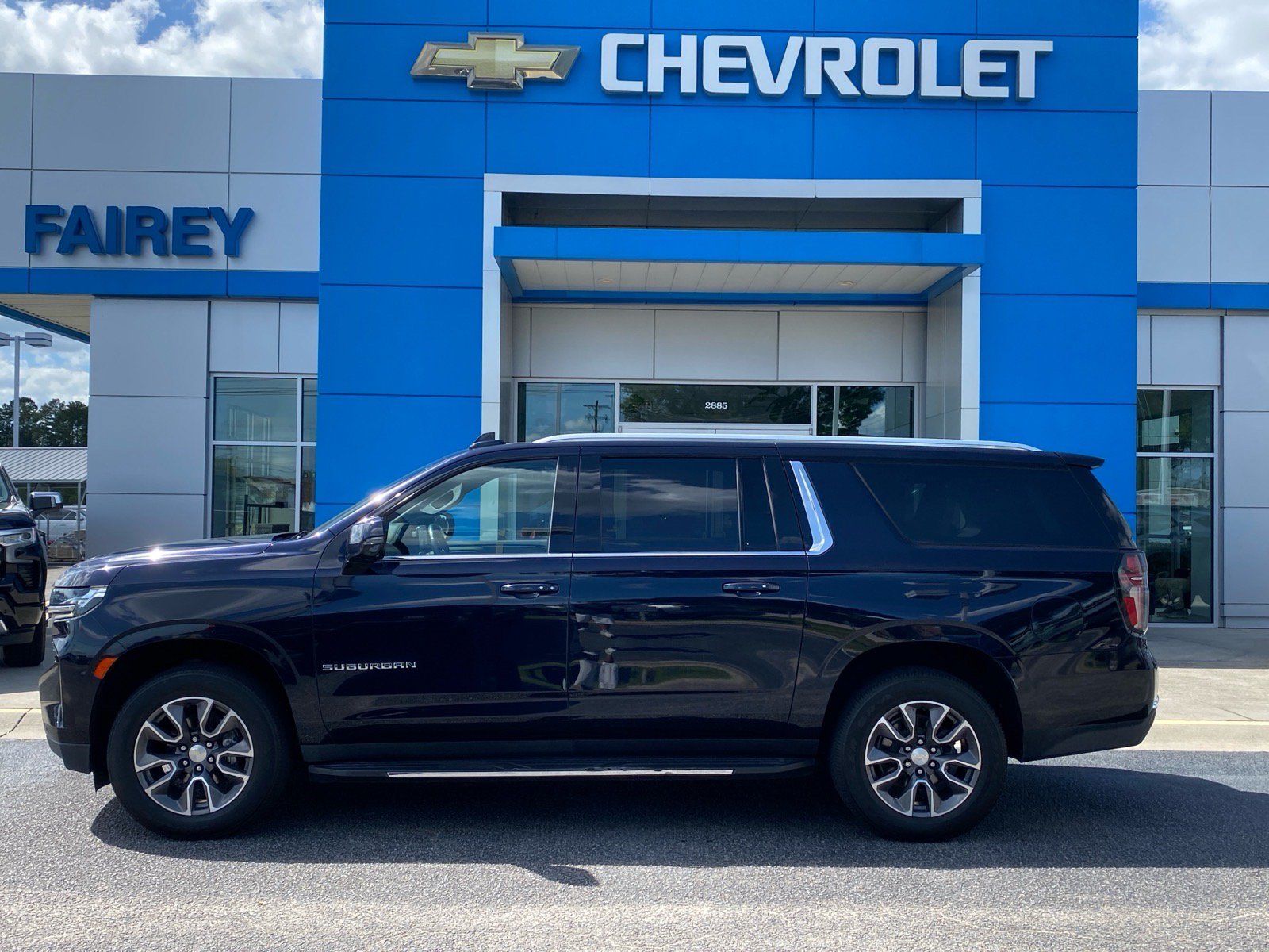 Used 2021 Chevrolet Suburban LT w/ LT Signature Package RWD image 2