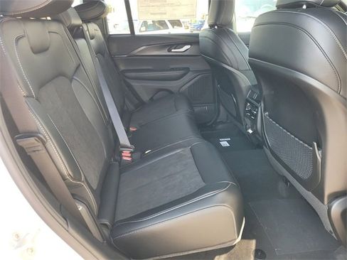 New 2025 Jeep Grand Cherokee Laredo image 14