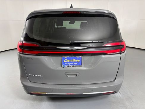 Used 2023 Chrysler Pacifica Touring-L FWD image 7