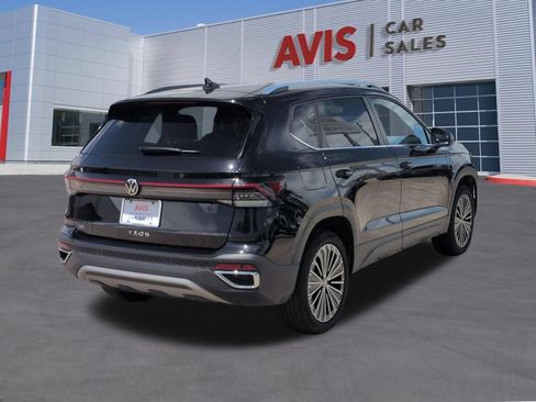 Used 2025 Volkswagen Taos SE FWD image 6