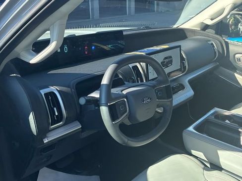 Used 2025 Ford Expedition Active RWD image 12