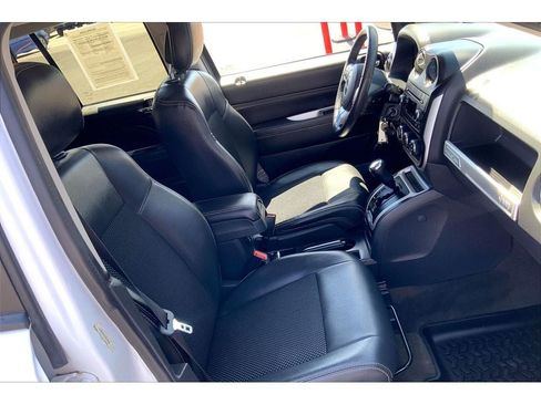 Used 2017 Jeep Compass Latitude AWD/4WD image 8