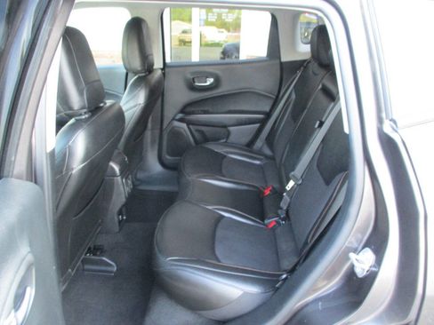 Used 2020 Jeep Compass Latitude w/ Cold Weather Group AWD/4WD image 17