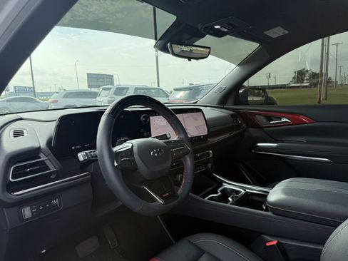 Used 2025 Chevrolet Traverse RS image 6