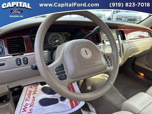 Used 2004 Lincoln Town Car Signature image 23