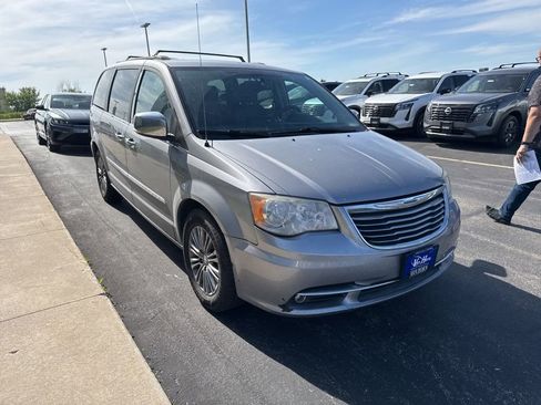 Used 2014 Chrysler Town & Country Touring-L w/ Driver Convenience Group FWD image 10