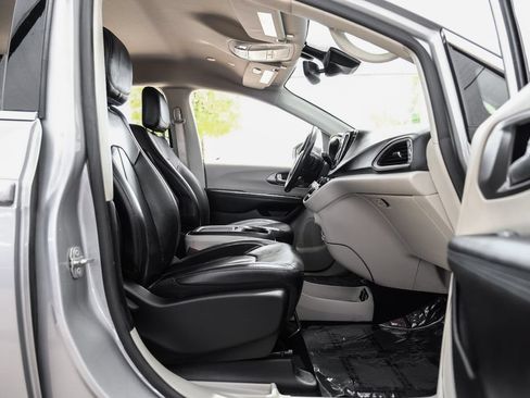 Used 2021 Chrysler Pacifica Touring-L FWD image 37